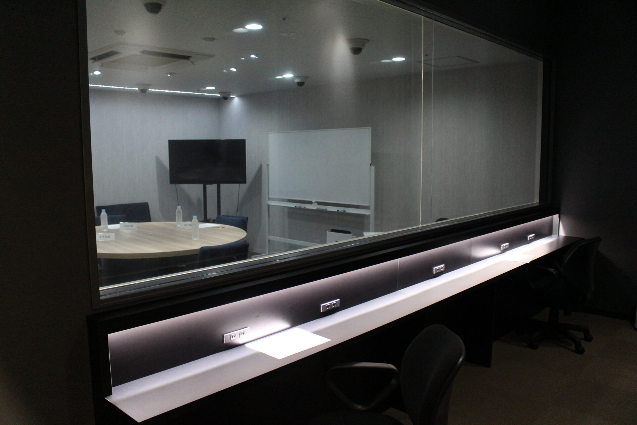 図 当社(アスマーク)のインタビュールームのミラールーム