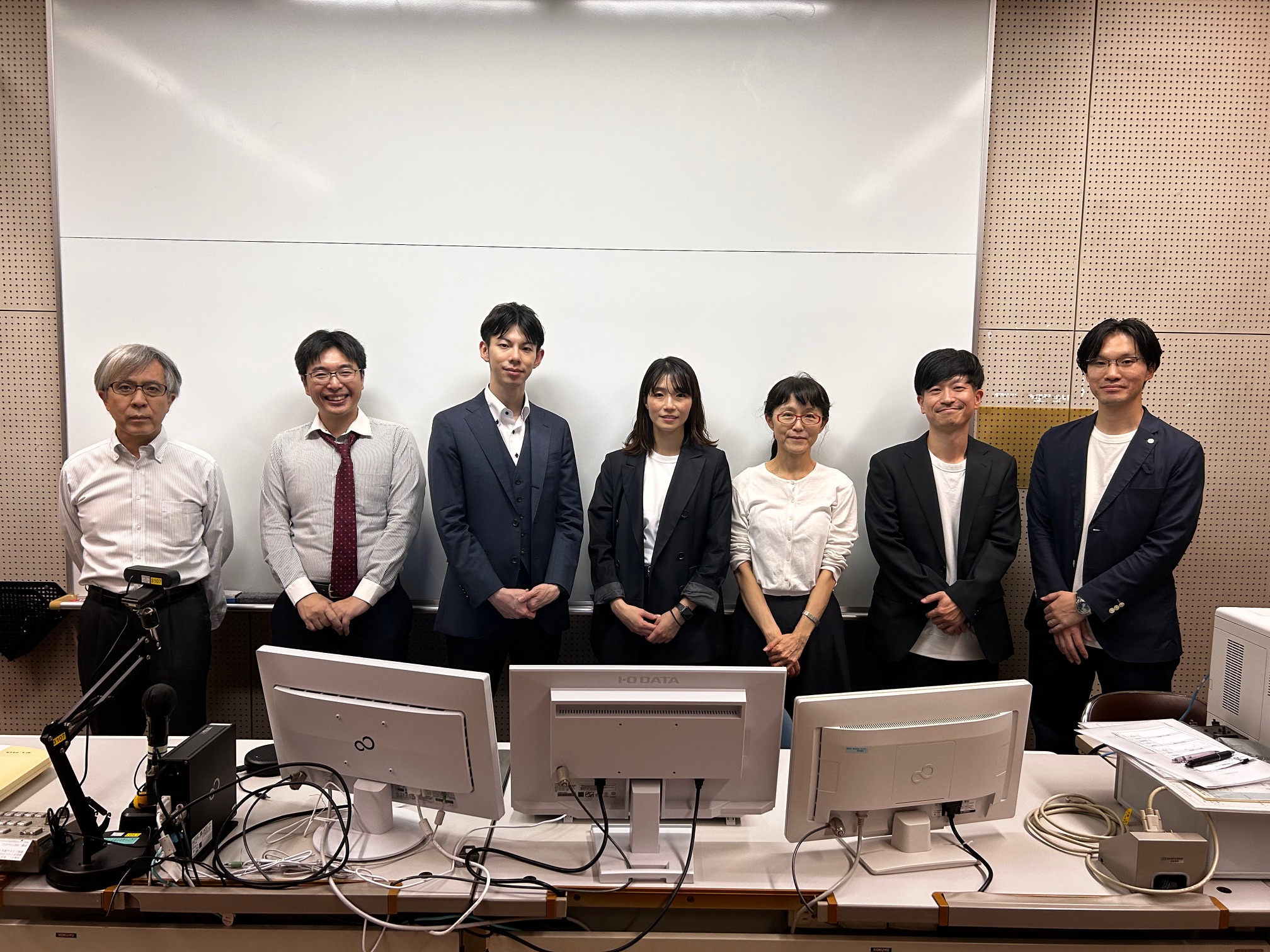 左から、湘南総合研究所 石井所長、文教大学 情報学部 大橋先生、アスマーク 富田、アスマーク 平澤、文教大学 健康栄養学部 浅川先生、アスマーク 竹中、アスマーク 鹿野